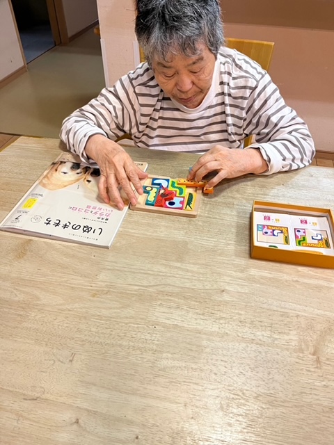 皆さん、それぞれ塗り絵、パズルをして頭使って楽しみました!