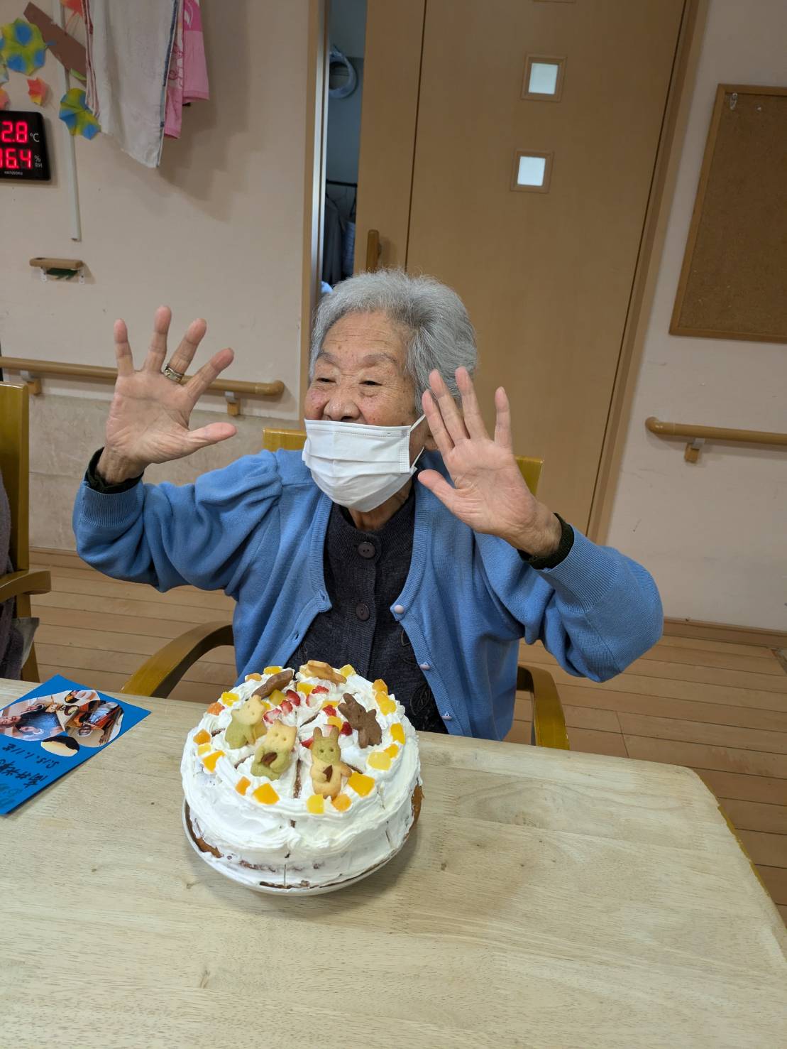 本日１/11生まれの高井輝子様誕生日会をしました。手作りケーキで、お祝いしました。